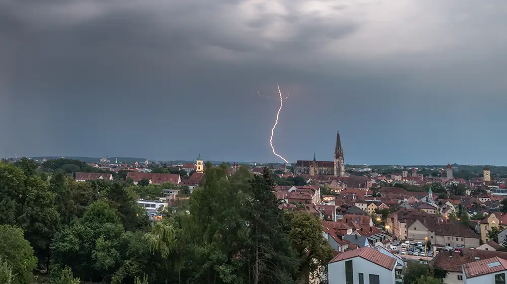 Dunkle-Wolken-und-Blitz Dunkle Wolken und Blitz